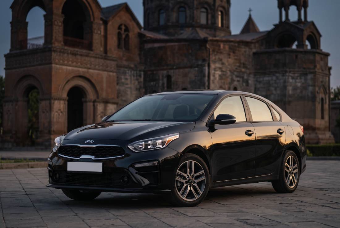 Kia Forte 2022, three-quarter front, daylight