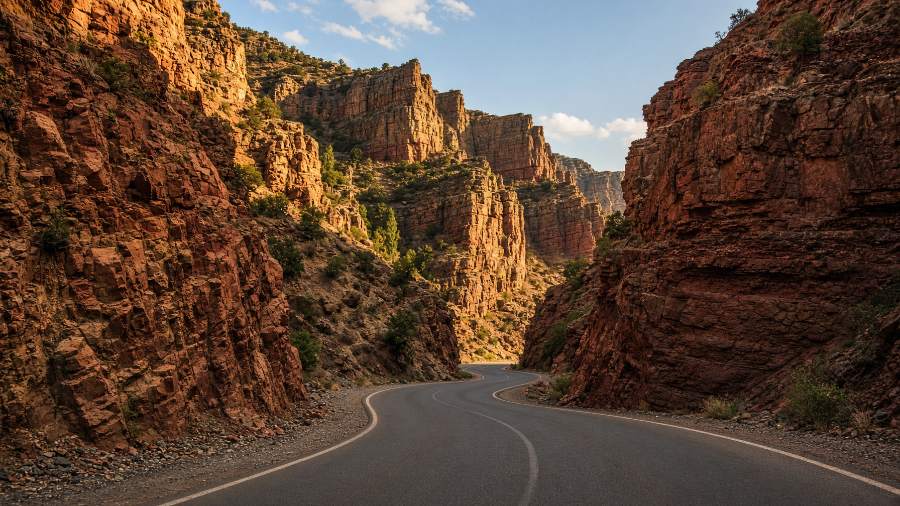 The red canyon road up to Noravank